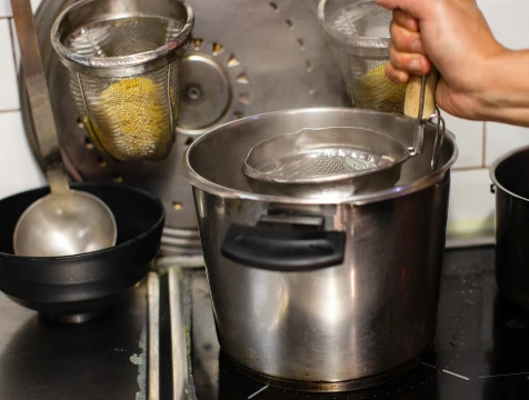 鍋で麺を茹でるイメージ